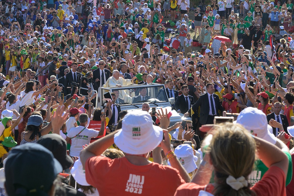 Papa Francisco saudado por milhares de peregrinos na chegada à Colina do Encontro
